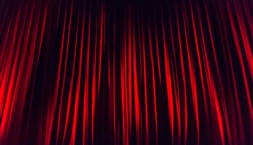 Rideau rouge de théâtre